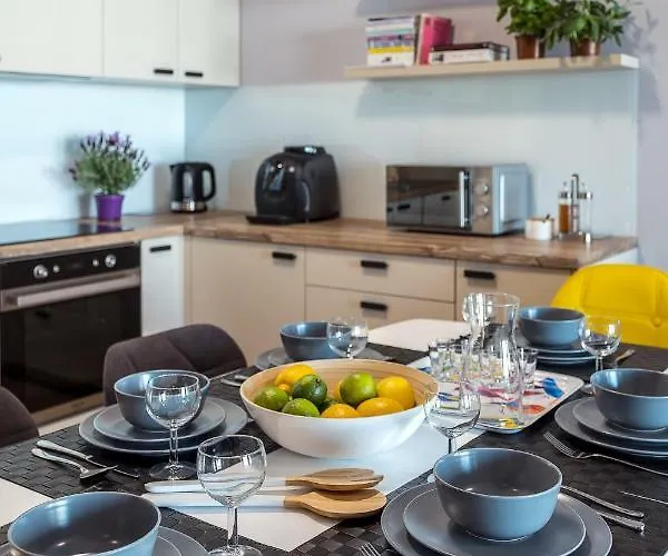 Raya Mansion * Varsó